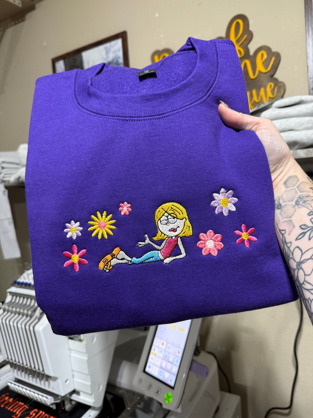 Floral queen crewneck large